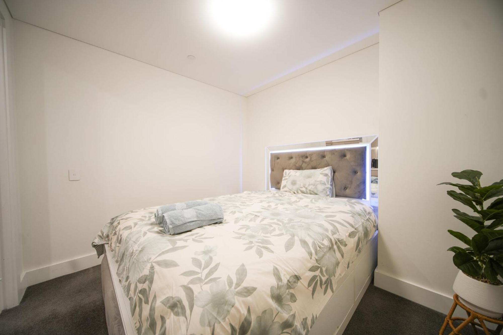 Skyline Retreat In Olympic Park Apartment