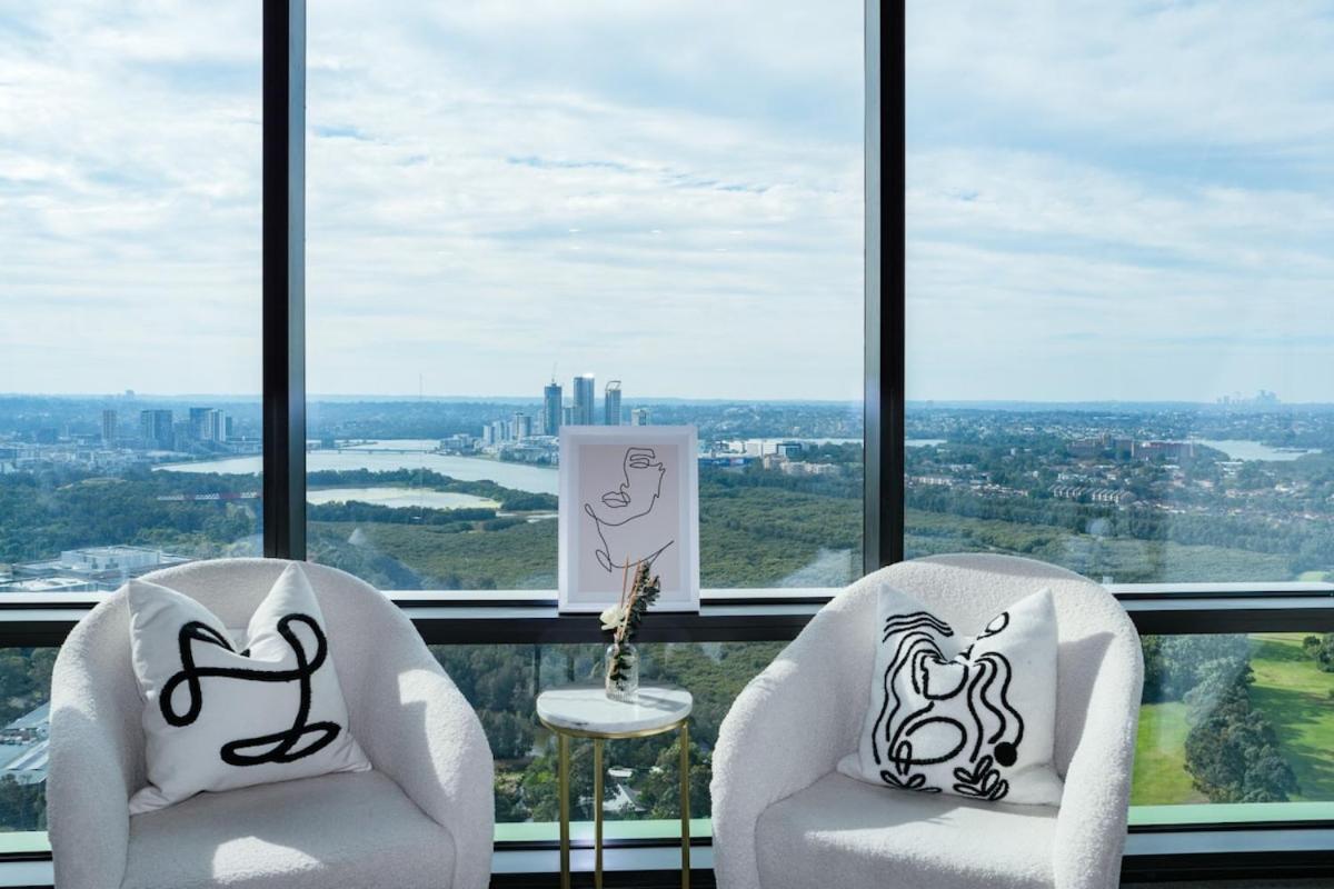 Skyline Retreat In Olympic Park Apartment